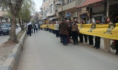 جدارية صور المعتقلين في سلمية لإحياء ذكرى المفقودين