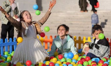 قصر الشعب عاد للشعب: أطفال الشهداء يلعبون في قصر الشعب بحضور الرئيس وزوجته