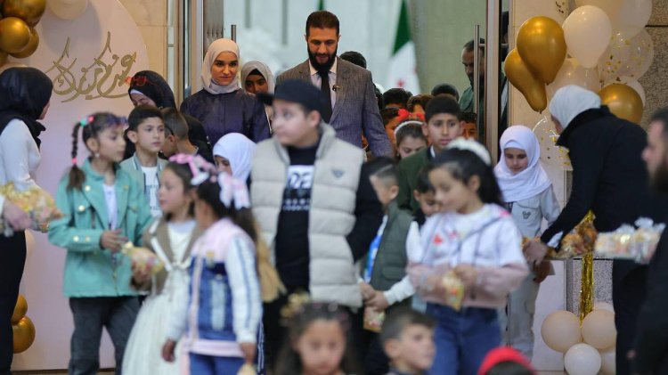 رئيس الجمهورية وعقيلته يعايدان أبناء الشهداء في قصر الشعب بمناسبة عيد الفطر