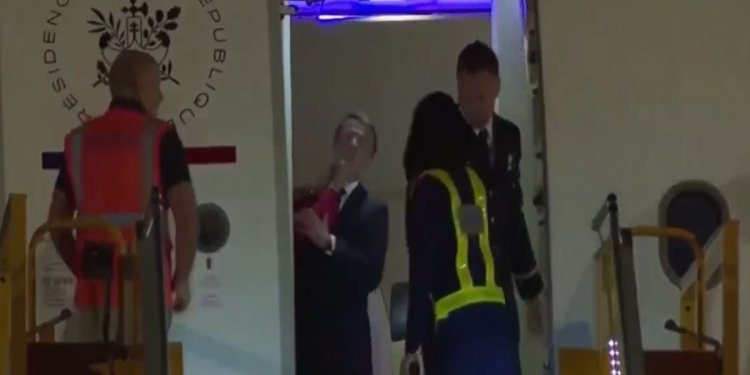 الرئيس الفرنسي يعلق على فيديو تلقيه "صفعة من زوجته"