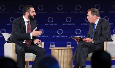 لقاء تاريخي بين الرئيس السوري أحمد الشرع والجنرال الأميركي ديفيد بتريوس: من ساحات الحرب إلى ميدان الحوار