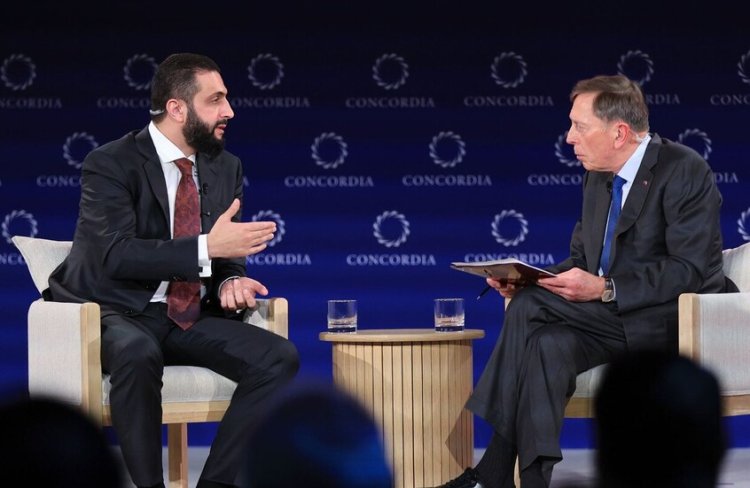 لقاء تاريخي بين الرئيس السوري أحمد الشرع والجنرال الأميركي ديفيد بتريوس: من ساحات الحرب إلى ميدان الحوار