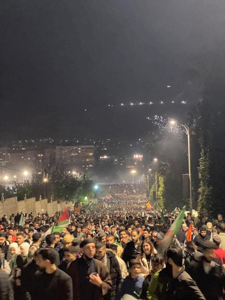 سيل بشري مغادر لساحة الأمويين  اثر الغاء فعالية ذكرى التحرير بسبب الأعداد الهائلة  من الحضور