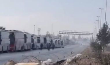 وصول الحافلات إلى دوار الليرمون بحلب إستعداداً لنقل مقاتلي قسد إلى الجزيرة