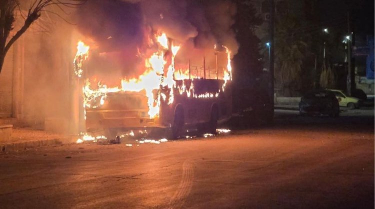 اندلاع حريق في حافلة ركاب ب حي السليمانية في مدينة حلب نتيجة استهدافها بطائرات مسيرة من قبل ميليشيا قسد
