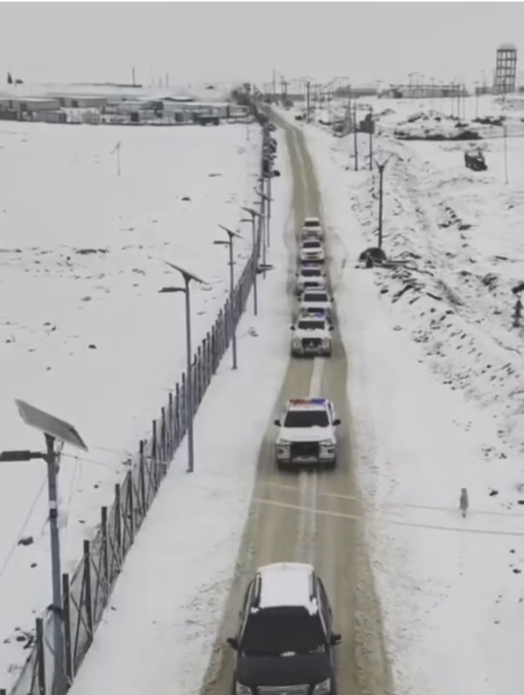 ما تزال التعزيزات العسكرية التابعة للجيش السوري، وقوى الأمن الداخلي تواصل تدفقها نحو محافظة الحسڪة. رتل جديد وصل قبل قليل لمشارف المدينة.