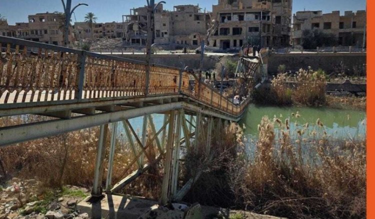 إصابة عدد من المدنيين جراء انهيار جسر "محمد الدرة" للمشاة في دير الزور