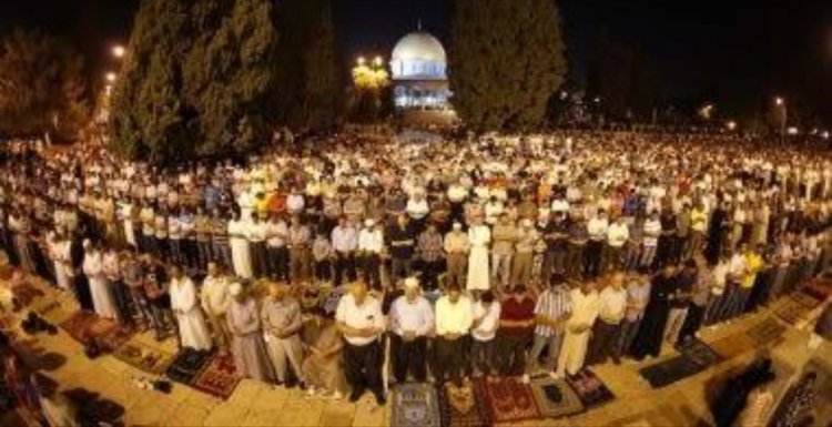 60 ألف مصل يؤدون صلاتي العشاء والتراويح في المسجد الأقصى