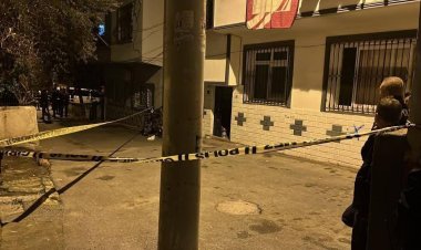 مقتل شابة سورية في مرسين   لقيت شابة سورية ( نور المحمد )  تبلغ من العمر 18 عاما" مصرعها بعد أن أُصيبت برصاصة طائشة في رأسها أثناء شجار مسلح اندلع بين شخصين أتراك في أحد شوارع منطقة توروسلار بينما كانت تقف الشابة أمام منزلها